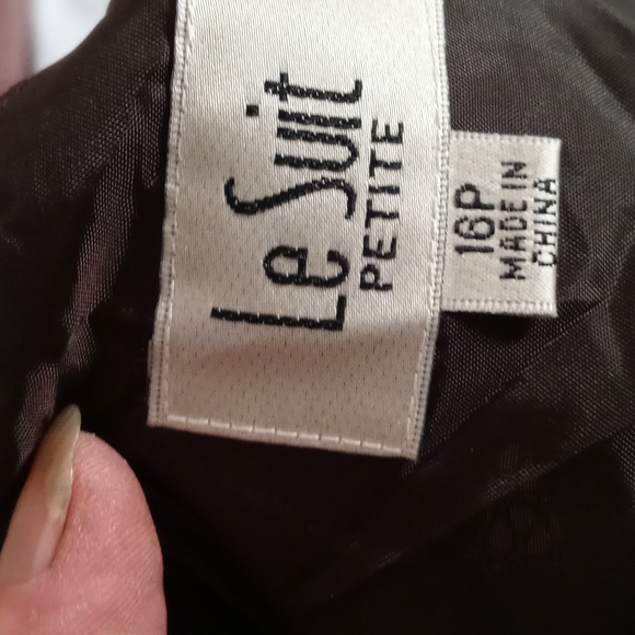- Le Suit Petite, dark brown, size 16P, lace tank top, fully lined! - Picture 3 of 6